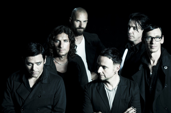 Rammstein

"Der kalte Mond in voller Pracht
hrt die Schreie in der Nacht
und kein Engel steigt herab
nur der Regen weint am Grab"

Favourite songs: Mutter- Spieluhr- Amour