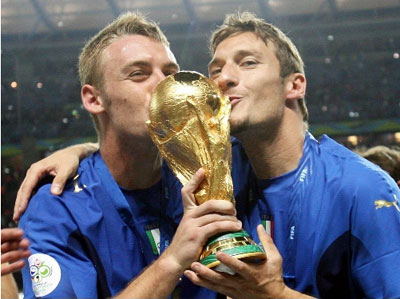 Daniele De Rossi e Checco Totti ♥ con il Coppa