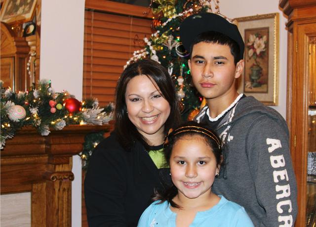 Tia Michi, Cousin Viktoria, and Cousin Izzy <3